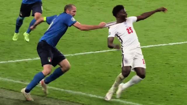 Giorgio-Chiellini-grabbing-Bukayo-Saka-by-his-collar-and-bringing-him-down-at-Wembley.jpg